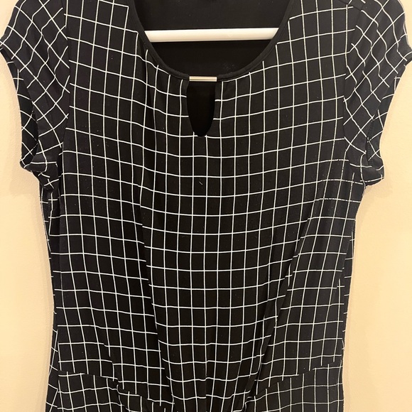 Cute black and white chique top. - Picture 1 of 4